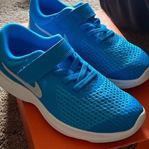 New in box boys size 12.5 Nike revolution sneakers